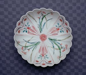 Arita Chrysanthemum Shaped Bowl，17世纪末（珐琅瓷器）