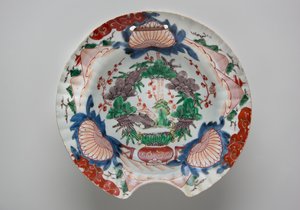 理发师的碗，18世纪末（有田烧，带有釉下蓝色和釉上釉的瓷器） 作者 日本学校