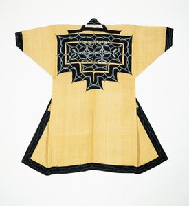 阿伊努人的仪式长袍（attush），带有阿伊努人的传统图案，链缝刺绣，榆树皮，羊毛和棉。 作者 日本学校