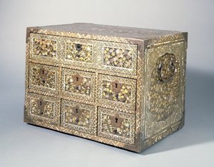 抽屉柜，16世纪晚期（namban漆器和珍珠贝壳和漆木）
