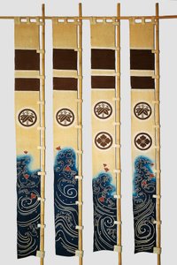 四幅旗帜（nobori），图案描绘波浪中的鸻、家徽、竹子、圆圈中的花朵，棉布，用稻米淀粉和靛蓝浸染颜料和墨水染色，日本文明，明治-大正时期 作者 日本学校
