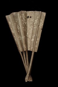 扇形的悬挂花瓶，熊本县，江户时代（陶瓷） 作者 日本学校