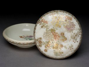菊花盒和几何图案，19世纪（陶瓷） 作者 日本学校