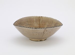 江户时代的莎草帽形状的个人服务碗（在透明釉下具有钴和铁颜料的粗陶器）