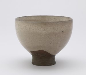 Goki形状的印章烧茶碗，带有密印，茶碗（gokijawan），约1804-25年（带有米壳灰釉的粗陶器） 作者 日本学校