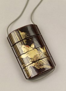 瀑布中鲤鱼装饰的 Inro 日本（漆） 作者 日本学校