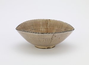 京都器皿，带有莎草帽形状的个人服务碗，带有标记“清水”，个人服务碗（mukozuke），17世纪后期（半透明的白釉下带有铁颜料的stone器，金漆修复） 作者 日本学校