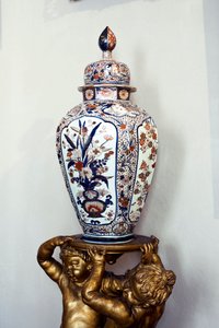 江户时代元禄时代的日本大型带盖花瓶。1688-1703.加利埃拉公爵夫人玛丽亚-布里尼奥尔-萨勒（Brignole-Sale）-德-法拉利的公寓（1811-1888），家具来自于他在巴黎的住所--马提翁酒店。罗索宫（Palazzo Rosso），根 作者 日本学校