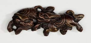 Menuki，或称手饰，以两只麒麟的形式出现，神话中的野兽（镀金的铜金合金） 作者 日本学校