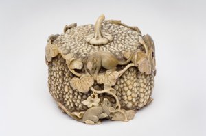 Okimono雕刻成四只顽皮的老鼠跳过南瓜 作者 日本学校