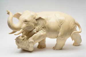 践踏老虎的大象的Okimono 作者 日本学校