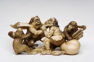 两个恶魔的Okimono战斗，由两只猴子观看 作者 日本学校