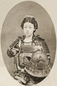 一位女性战士的画象有花的在她的头发，c.1895