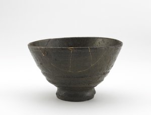 18世纪初的Kugibori Irabo风格的Rakuzan瓷器茶碗（带有灰釉，金漆修复的stone器） 作者 日本学校