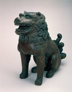 石狮（守护狮子或狗）（带漆的木头）