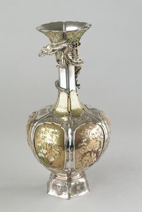 银、镀金和珐琅柴山花瓶，19 世纪后期（金属制品） 作者 日本学校
