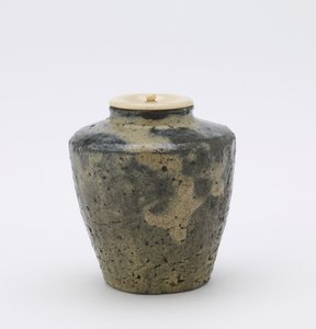 带有切面的茶叶罐，katatsuki型，熊本县，江户时代，18-19世纪晚期（带稻草灰釉的粗陶器） 作者 日本学校