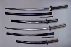 上图：武士刀，日本刀及其鞘，wakizashi，日本短剑在鞘中，小Kokatawa匕首存放在同一刀鞘中。 这三个都来自18世纪。 较低的来自 17 世纪。 作者 日本学校