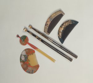 两套发夹和梳子，18或19世纪江户时代（漆器） 作者 日本学校
