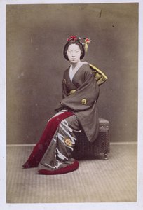 和服的年轻女孩，c.1860-70（手工彩色照片） 作者 日本学校