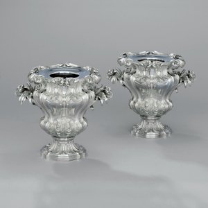 一对of形的酒柜，带有叶状卷轴和牛车把，c.1880（银） 作者 让-巴蒂斯特·古斯塔夫·奥迪特（Jean-Baptiste Gustave Odiot）