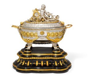 汤碗，盖和架子，Malines，约1780年（镀金金属和银）（另请参阅430298） 作者 让·科尼耶·亨德里克斯（Jean Corneille Hendrickx）
