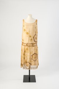 柠檬黄色真丝雪纺珠绣花晚礼服，1927年（丝绸） 作者 珍妮·帕奎因