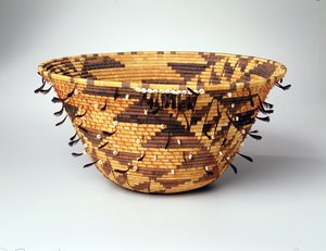 女孩盘旋嫁妆或青春期篮子，Pomo，Pinoleville，加利福尼亚 作者 珍妮·休斯（Jenny Hughes）