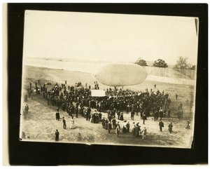 飞艇 "加州之箭" 作者 杰西·塔伯·比尔斯（Jessie Tarbox Beals）