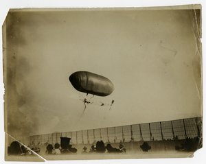 飞艇 "加州之箭" 作者 杰西·塔伯·比尔斯（Jessie Tarbox Beals）