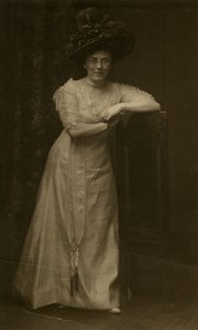 比尔斯自画像，约1905-40（明胶银照片 作者 杰西·塔伯·比尔斯（Jessie Tarbox Beals）