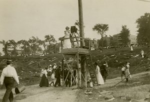 比尔斯自画像，约1905-40（明胶银照片 作者 杰西·塔伯·比尔斯（Jessie Tarbox Beals）