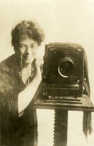 比尔斯自画像，约1918-20（明胶银照片 作者 杰西·塔伯·比尔斯（Jessie Tarbox Beals）