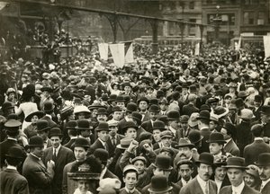 联合广场上参加选举权会议的人群，约1905-11年（明胶银照片）。 作者 杰西·塔伯·比尔斯（Jessie Tarbox Beals）
