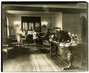 多丽丝-基恩 多丽丝-基恩，约1905-26（明胶银照片）。 作者 杰西·塔伯·比尔斯（Jessie Tarbox Beals）
