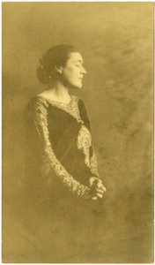 范妮-赫斯特，约1909-20（明胶银照片 作者 杰西·塔伯·比尔斯（Jessie Tarbox Beals）