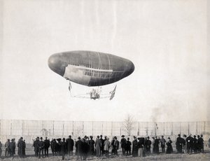 弗朗索瓦飞艇在飞行中，来自1904年世界博览会上的交通部 作者 杰西·塔伯·比尔斯（Jessie Tarbox Beals）