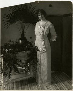 灰色土耳其材料与黑白刺绣，Lord & Taylor，约1905-18（明胶银照片 作者 杰西·塔伯·比尔斯（Jessie Tarbox Beals）