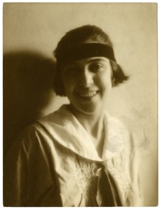 海伦-雷伯或雷勒，约1905-40（明胶银照）。 作者 杰西·塔伯·比尔斯（Jessie Tarbox Beals）