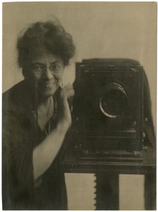 杰西-塔伯斯-比尔斯，带相机的自画像，约1918-20（明胶银照片 作者 杰西·塔伯·比尔斯（Jessie Tarbox Beals）