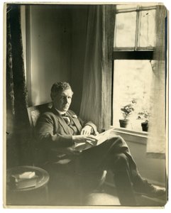 约翰-考伯-鲍伊斯-卢埃林-鲍伊斯，约1905-40（明胶银照片 作者 杰西·塔伯·比尔斯（Jessie Tarbox Beals）