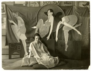 林志玲在她的商店里，美国纽约格林威治村，约1916-20（明胶银照片 作者 杰西·塔伯·比尔斯（Jessie Tarbox Beals）