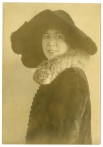 Margaret Widdemer，诗人，约1915-25（明胶银照片 作者 杰西·塔伯·比尔斯（Jessie Tarbox Beals）