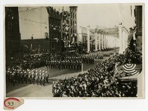 英国海军陆战队荣誉法庭的阅兵式，英国 作者 杰西·塔伯·比尔斯（Jessie Tarbox Beals）