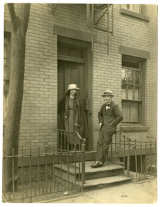 作家Llewelyn Powys先生和他的妻子，约1905-40（明胶银照片 作者 杰西·塔伯·比尔斯（Jessie Tarbox Beals）