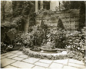 约翰-摩根夫妇，美国纽约格林威治村W11街39号，约1939-40年（明胶银照片 作者 杰西·塔伯·比尔斯（Jessie Tarbox Beals）