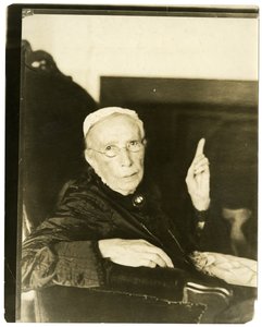 玛丽-摩尔夫人，马萨诸塞州布鲁克林，91岁 背诵民谣，约1905-27（明胶银照片 作者 杰西·塔伯·比尔斯（Jessie Tarbox Beals）