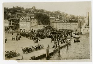 纽堡：码头上的接待 作者 杰西·塔伯·比尔斯（Jessie Tarbox Beals）