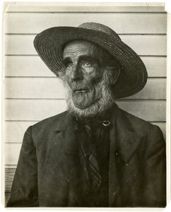 戴草帽的老人，约1905-40（明胶银照片）。 作者 杰西·塔伯·比尔斯（Jessie Tarbox Beals）