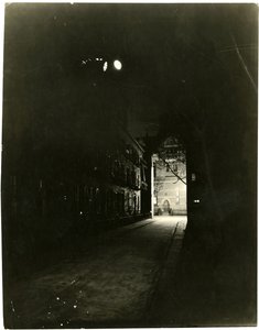 美国纽约格林威治村Patchin Place的夜景，约1905-20（明胶银照片 作者 杰西·塔伯·比尔斯（Jessie Tarbox Beals）